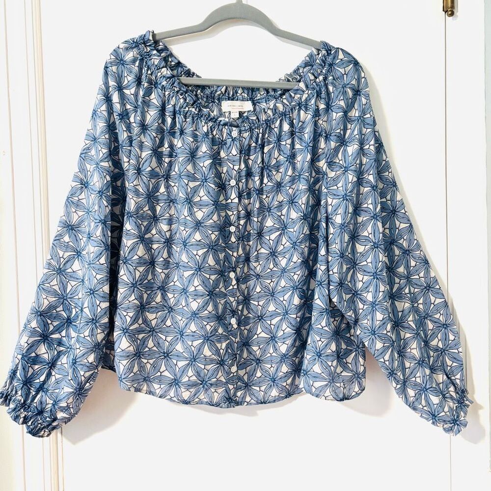 Two by Vince Camuto L blue & white print on or off shoulder blouse long sleeve
